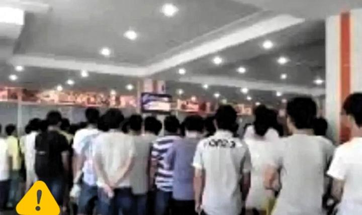 近期一所高校食堂发生了一件令人唏嘘的小事：一名外籍留学生就餐时插队，被本校学生礼
