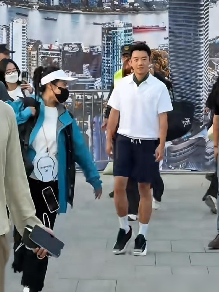 郑恺和江疏影在北外滩打球，两人互怼到围观群众都听乐了。不是客套营业，是真损。郑恺笑她挥拍像在赶蚊子，