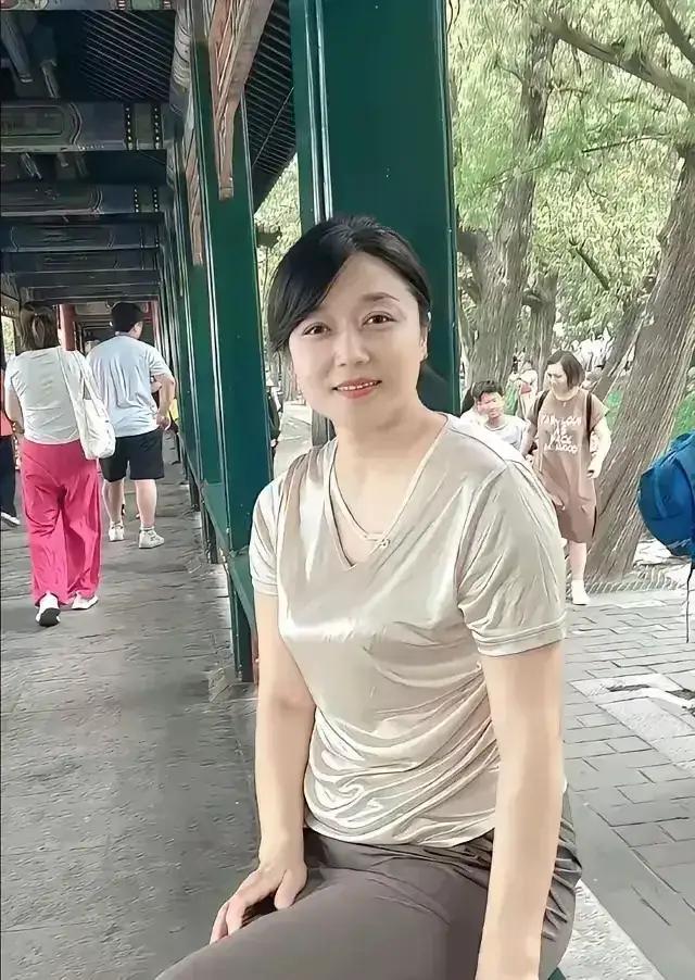 六旬还未到，凉亭巧拍照。闲暇到此游，幸福微含笑。