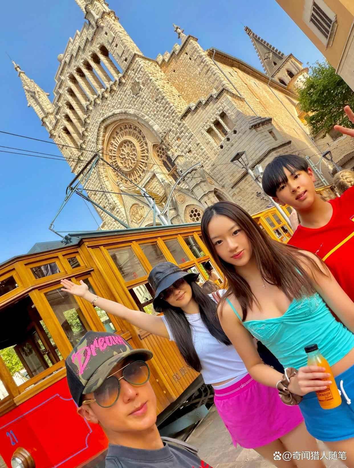 吴尊分享西班牙度假全家福，女儿穿搭偏成熟引争议，13岁儿子身高直追妻子长势喜人！