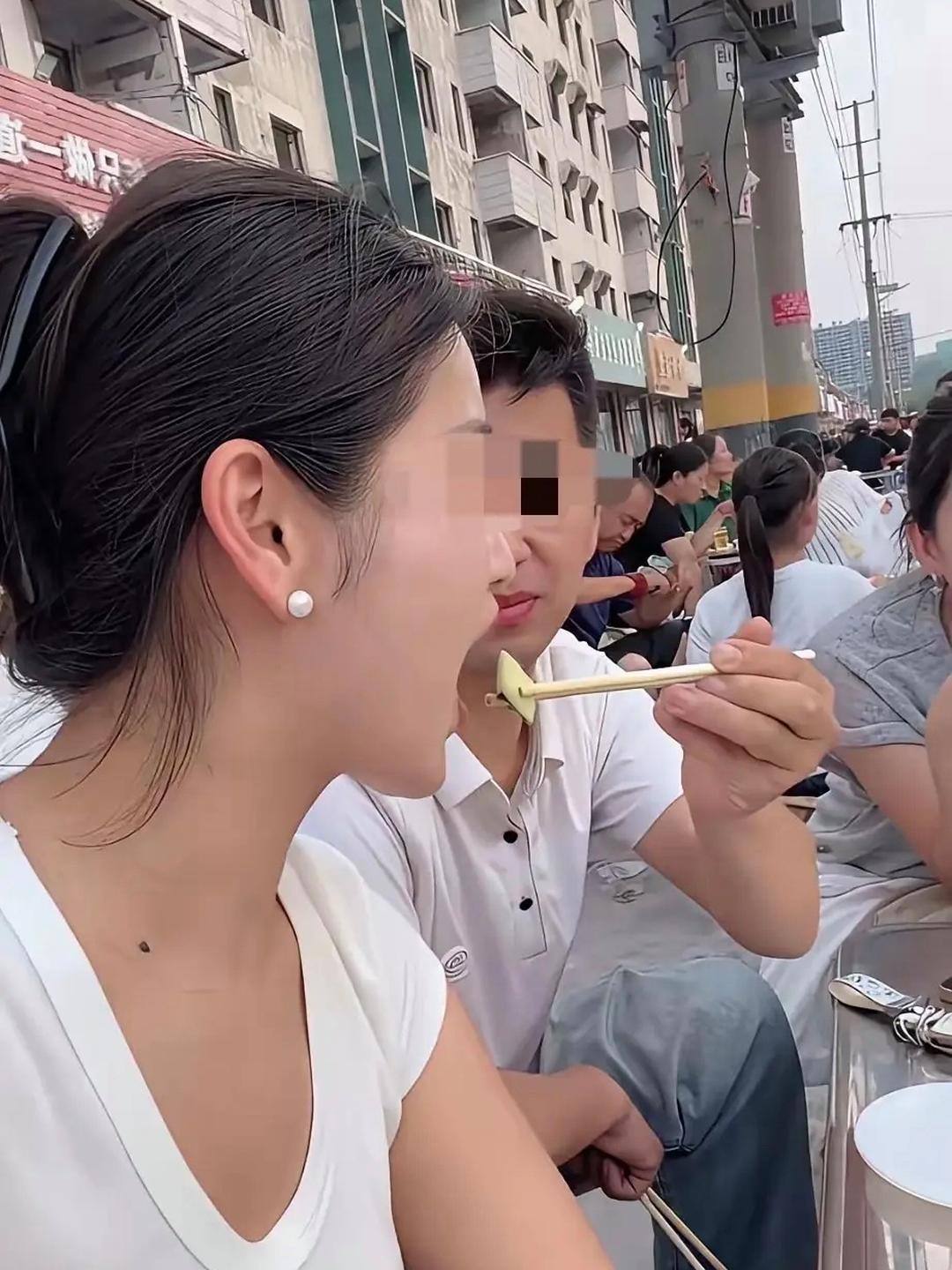 贵州一名女生拍视频晒出和相处五年男闺蜜的日常，吃饭时男生自然喂她夹菜，相处尺度毫