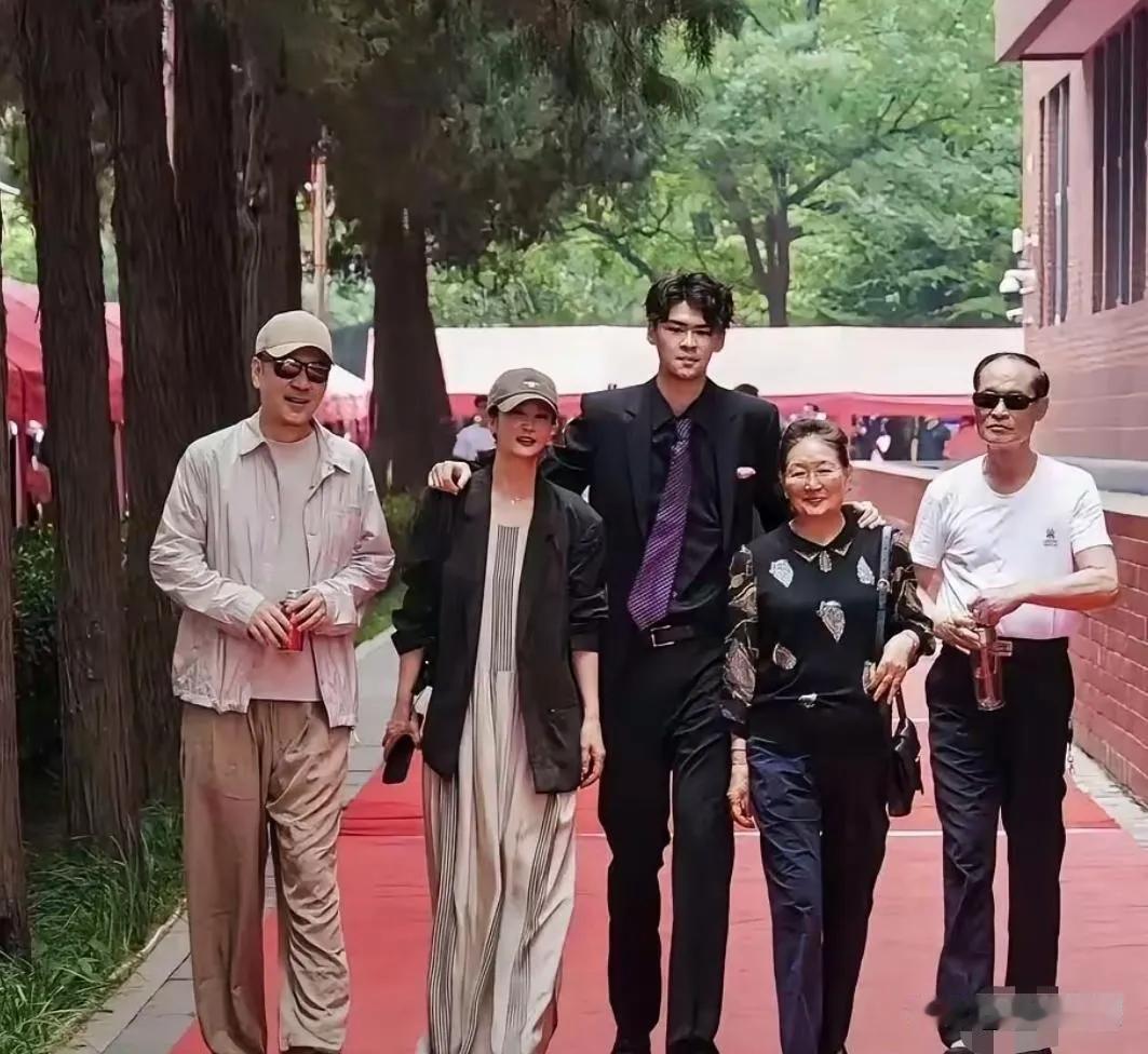 陈建斌，蒋勤勤一家人的合照，身材最完美的是他们的儿子，蒋勤勤与陈建斌因拍摄《乔家