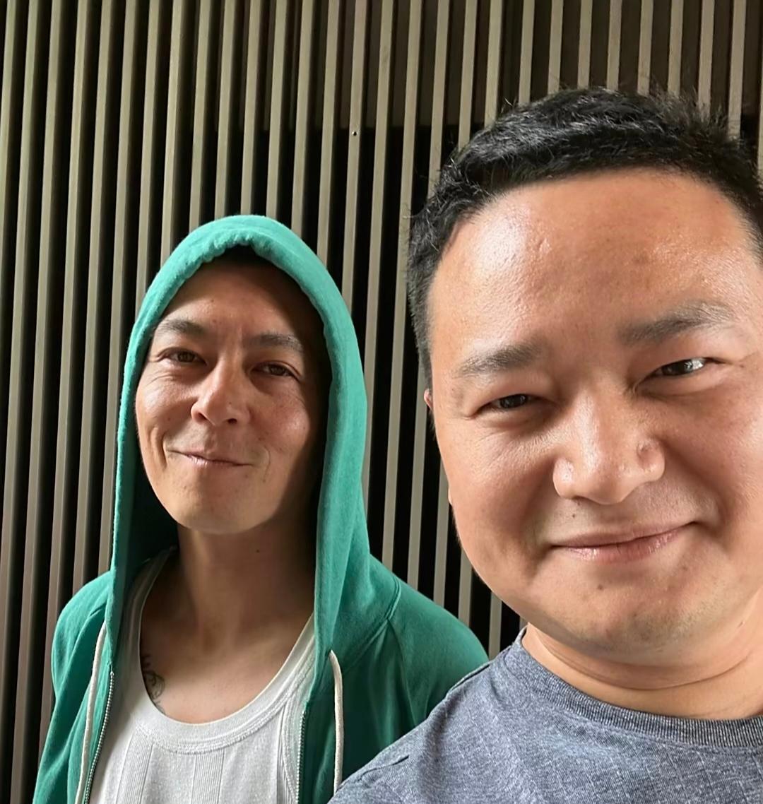在街头偶遇陈冠希，他的脸看起来好苍老，身材太瘦了，像一个老头子，衰老得真快啊！