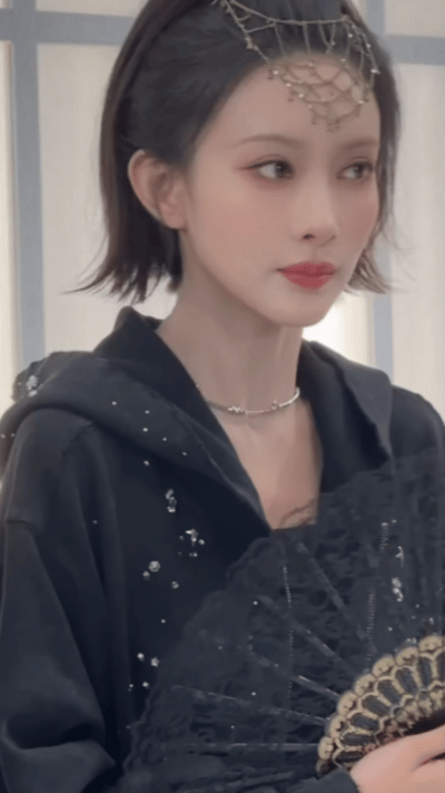 孟子义好六夜彩排带了额链妈耶，什么时候电视剧里能出现这种妆造，跟孟姐太适配了[