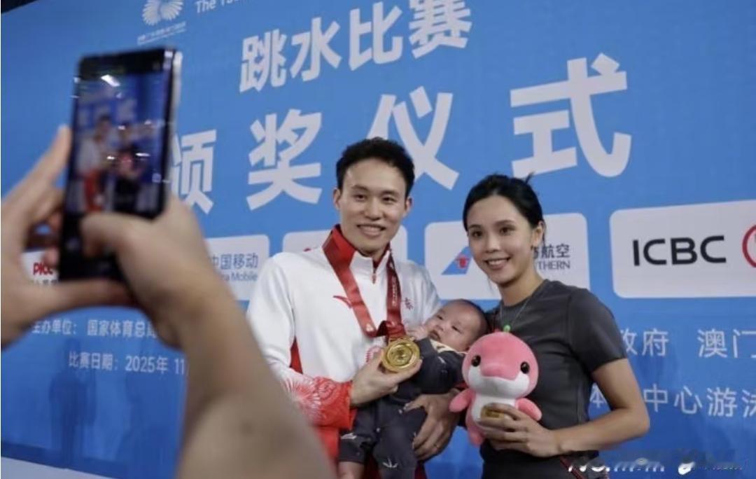 谢思埸应该挺烦的，不是因为全红婵抱娃冲上热搜，他最烦的估计是，他已经是两届奥