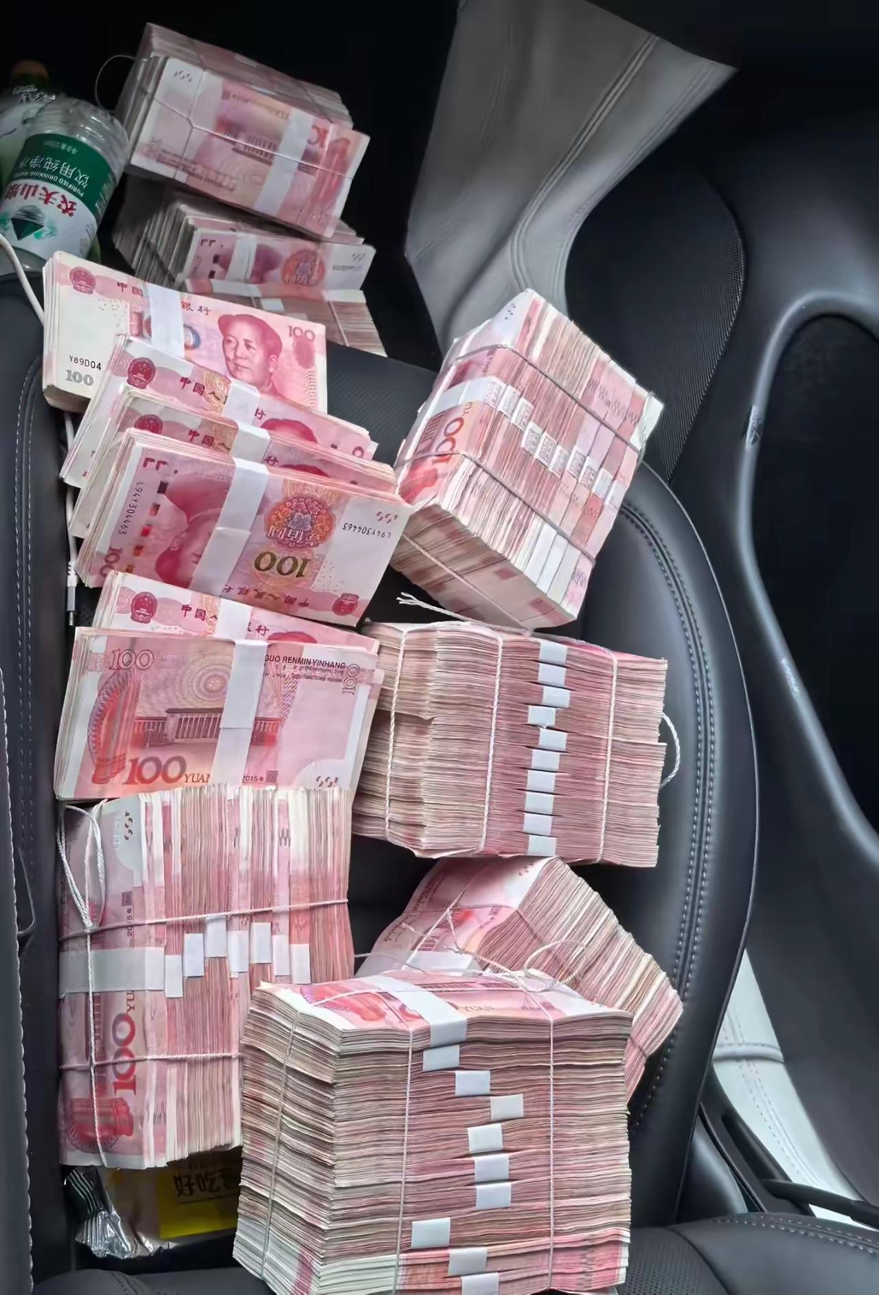 有20万，存钱还是消费，这事儿得看个人情况。要是没啥经济压力，未来也有稳定收入