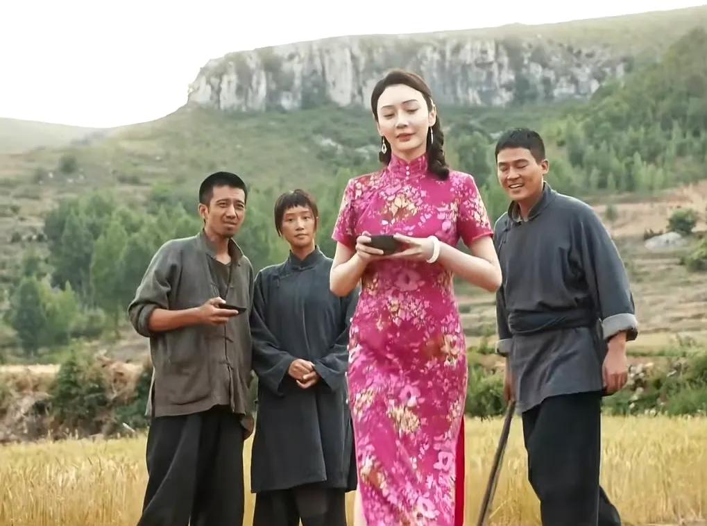 《生万物》新出场女性角色露露是何许人也？在剧里剧里她是个歌女，看上了实在且有责