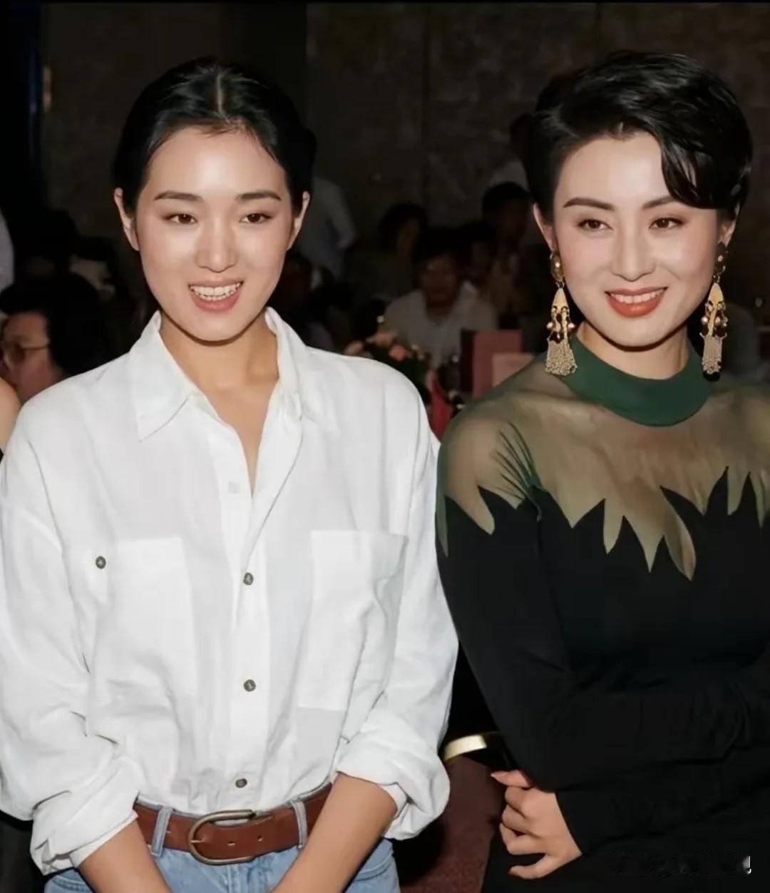 仔细一看，那时的巩俐细眉飞扬，明眸善睐，温婉如莲，从青涩小姑娘到戏骨级演员，她用