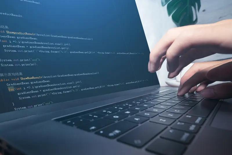 不少人埋怨大学专业知识陈旧，跟不上社会发展的节奏。可我女儿学的是二本软件工程专业