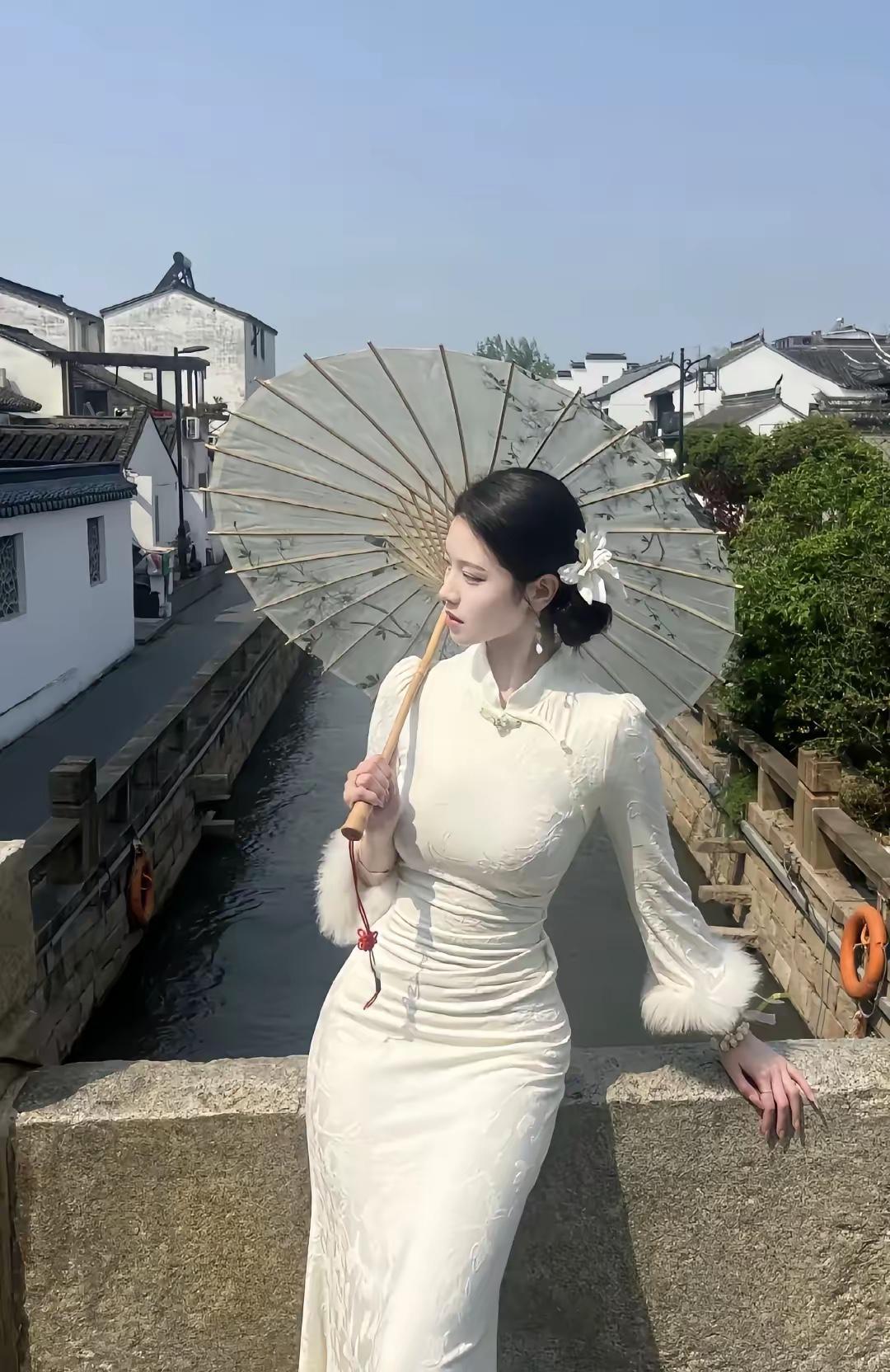 古典韵味，白衣飘飘，撑伞漫步古镇，感受时光静好。