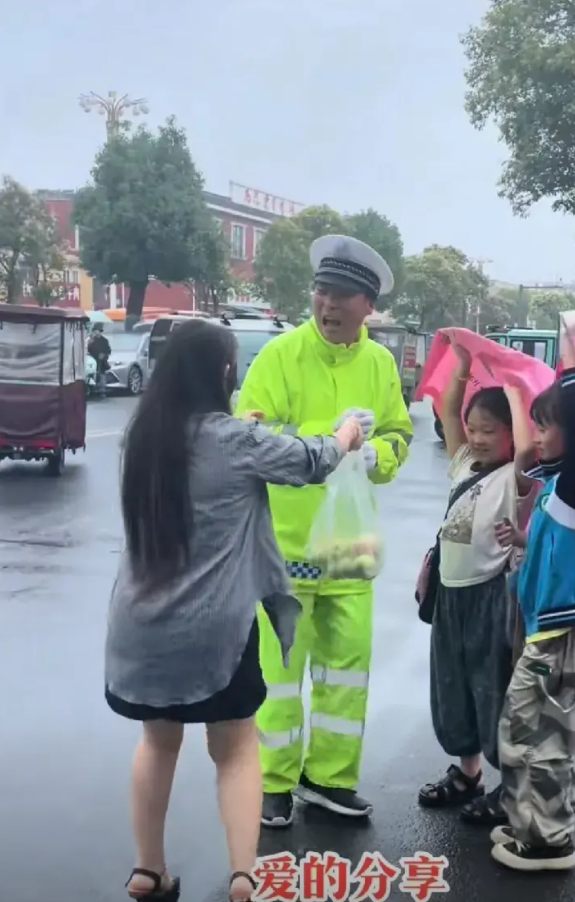 辅警每天光明正大的“受贿”，竟然获得了特等功，获最美诚信之星，并且正式转正！这