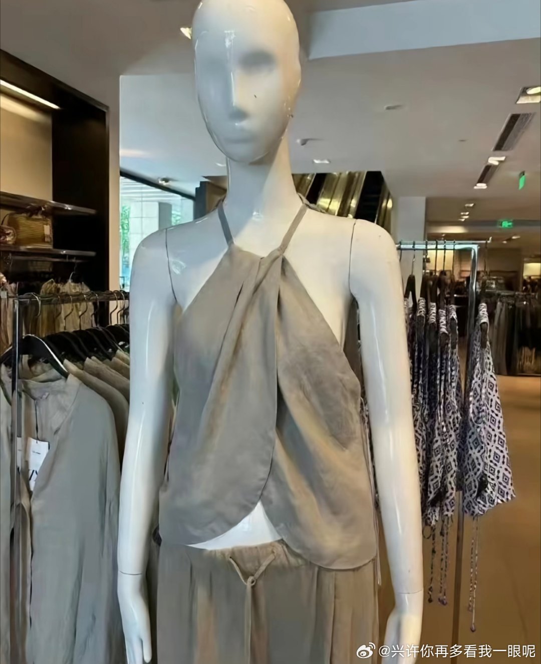 这衣服谁敢穿出来？风一吹，先遮脸还是先捂胸？