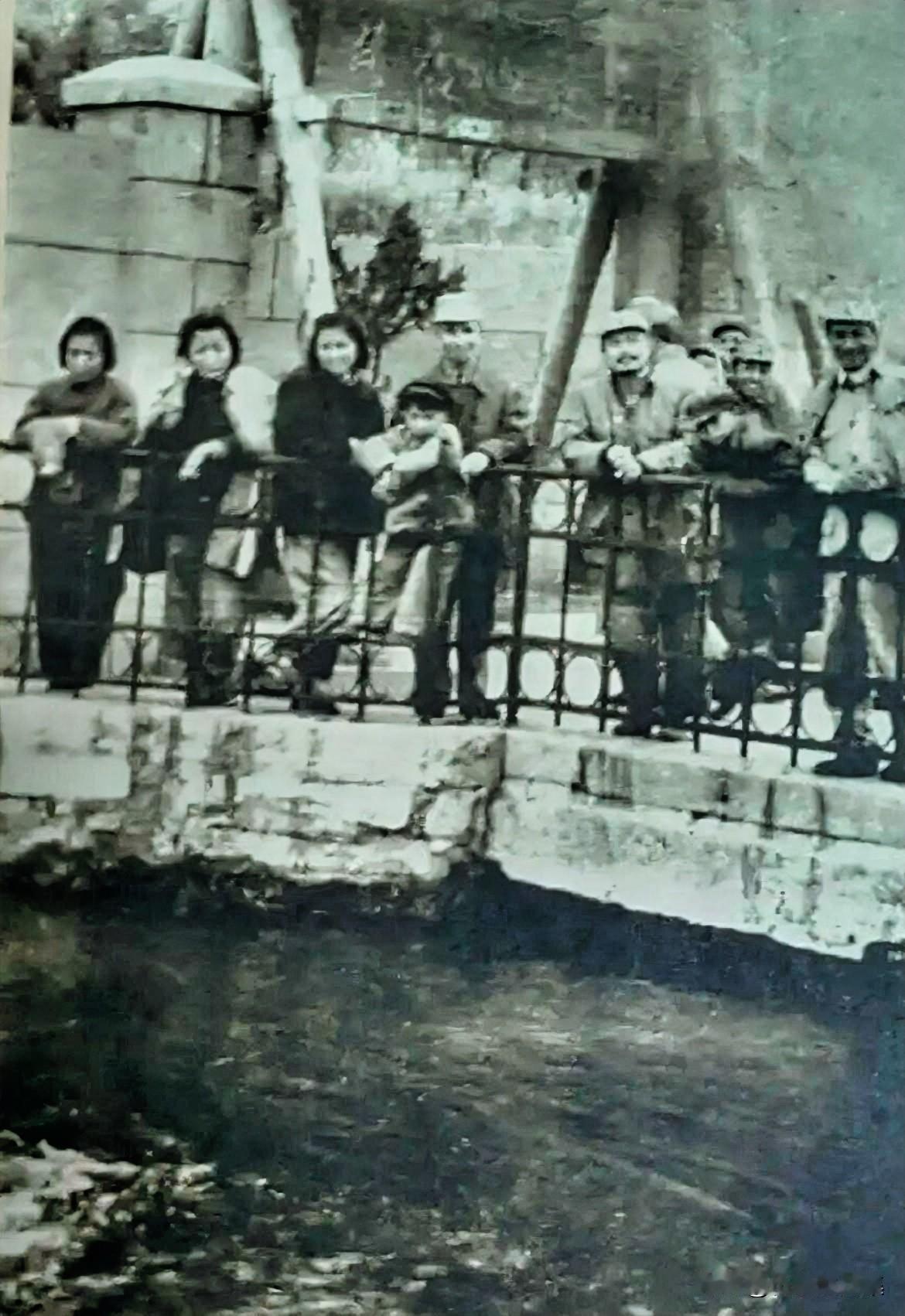 1948年10月，粟裕、楚青、钟期光等在济南趵突泉合影，难得清闲时光。此时，济南