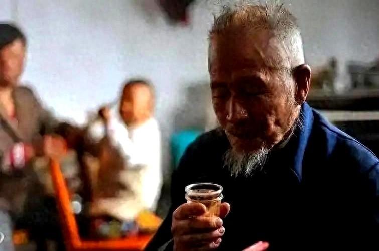 每天一两白酒，雷打不动喝了三十年，老王一直觉得这是在“活血护胃”。直到过了六十
