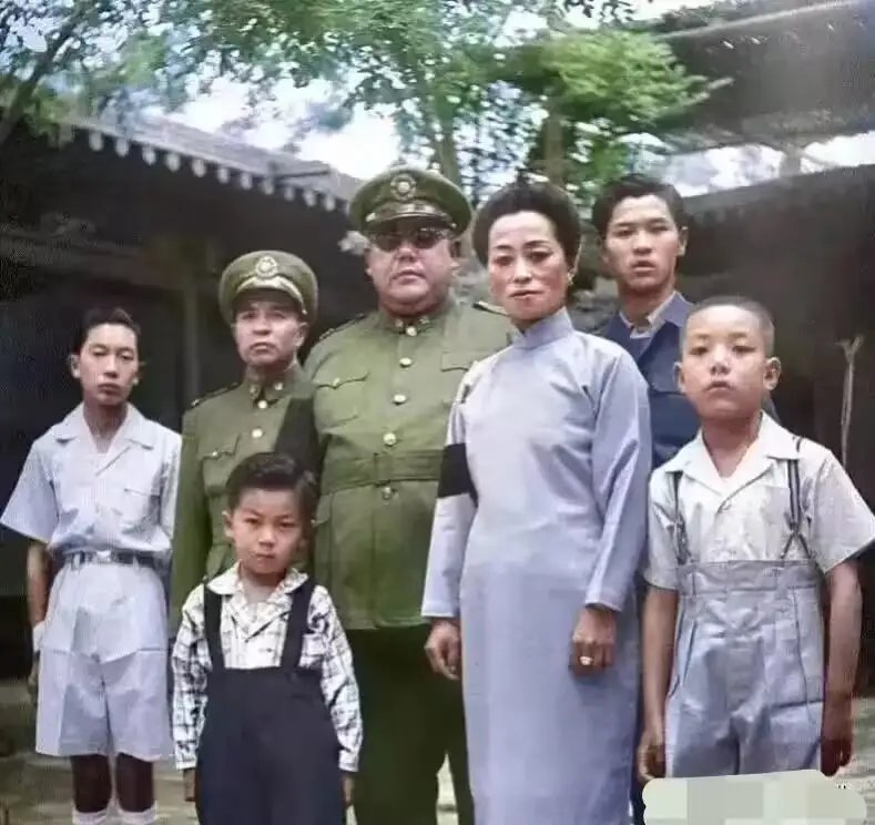 这是1948年马鸿逵一家的罕见合影，四姨太刘慕霞面相凶恶不像善茬