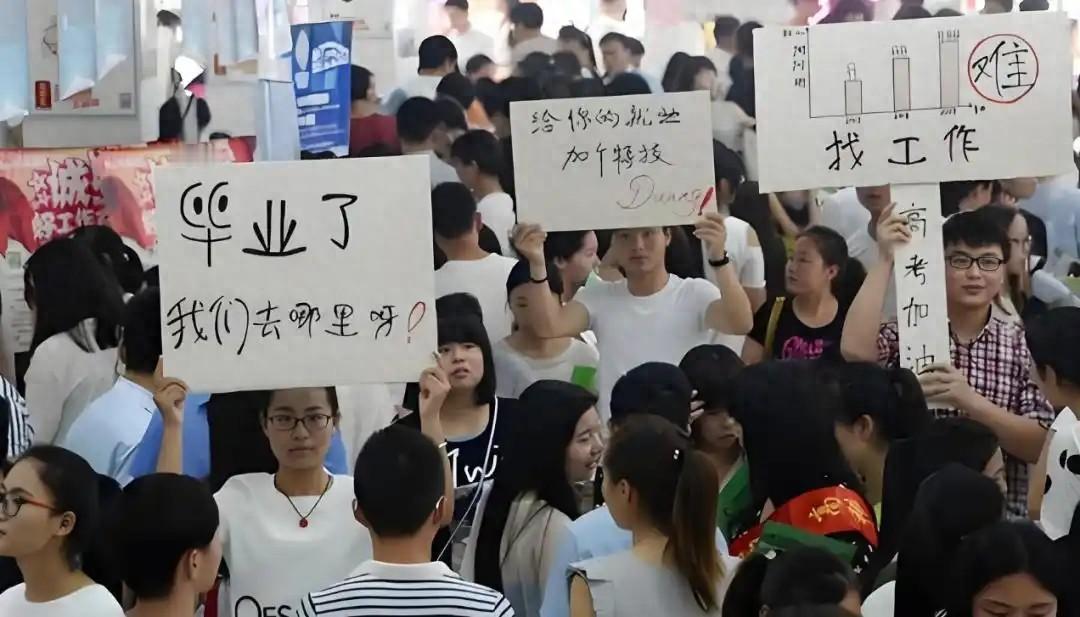 北大教授梁建章建议，暂时找不到工作的年轻人，可以先结婚生孩子一句“找不到工