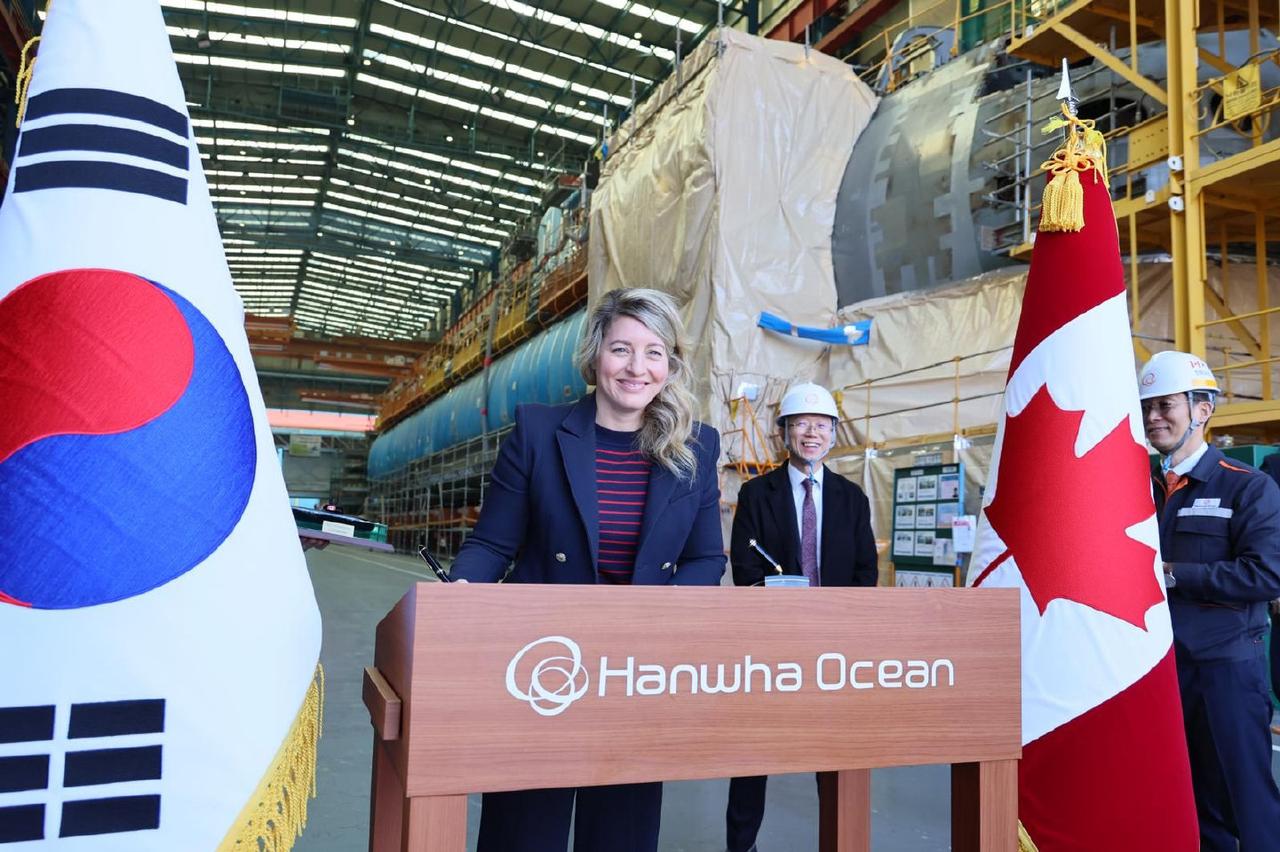 加拿大工业部长最近跑了趟韩国，专门去看了韩华海洋的潜艇生产线。这事关加拿大要买十