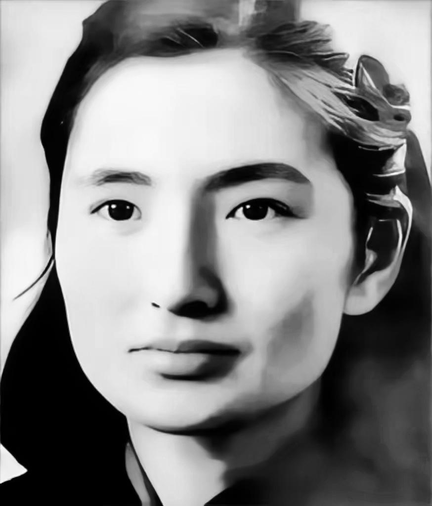 1943年，女特工邓静华玩命炸了日伪机关，逃到城外。日军穷追不舍，她驾车冲桥，桥