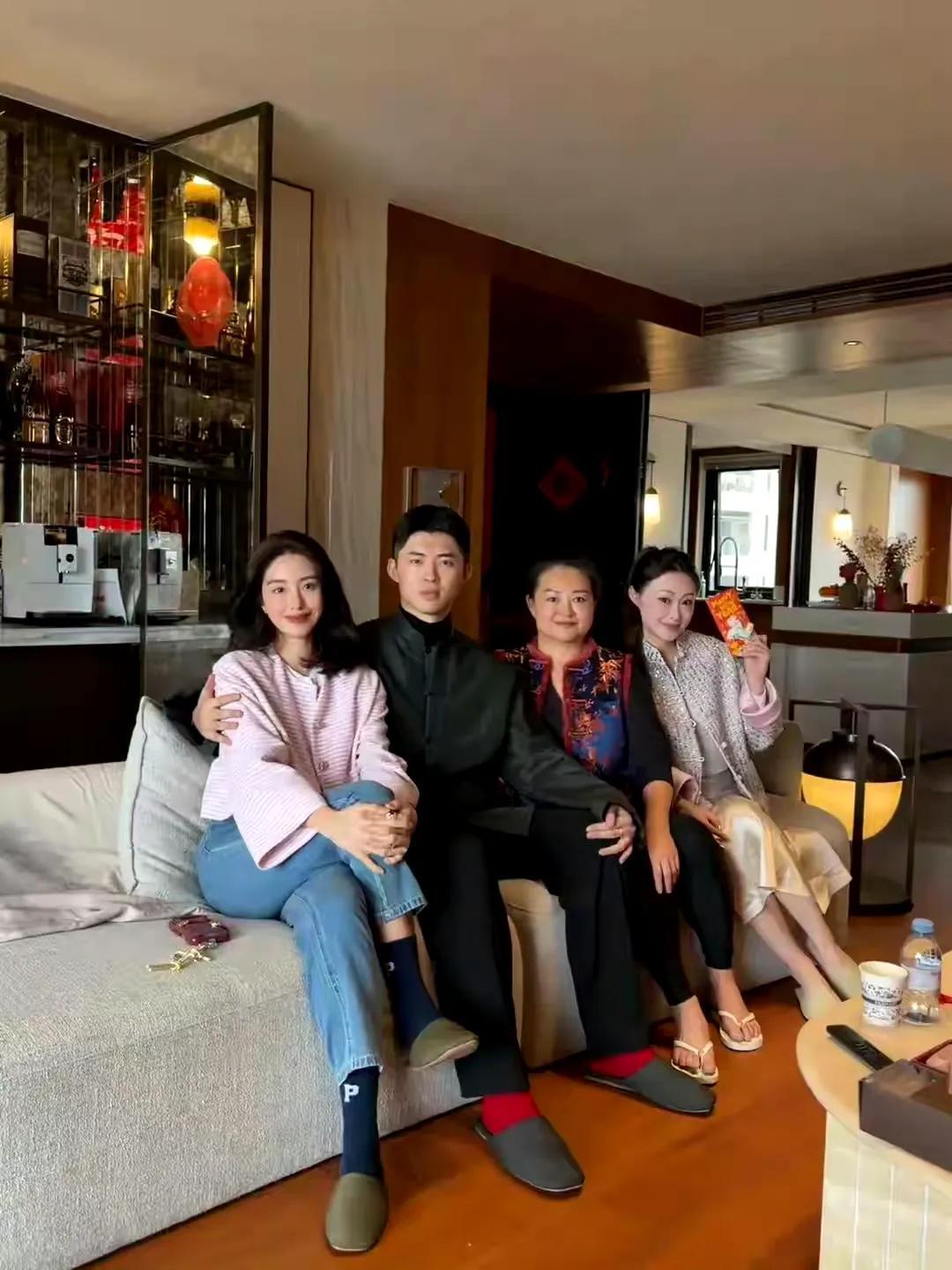 杨采钰今年春节随丈夫张向荣回福建婆家过年！杨采钰2026年春节随丈夫张向荣回福建