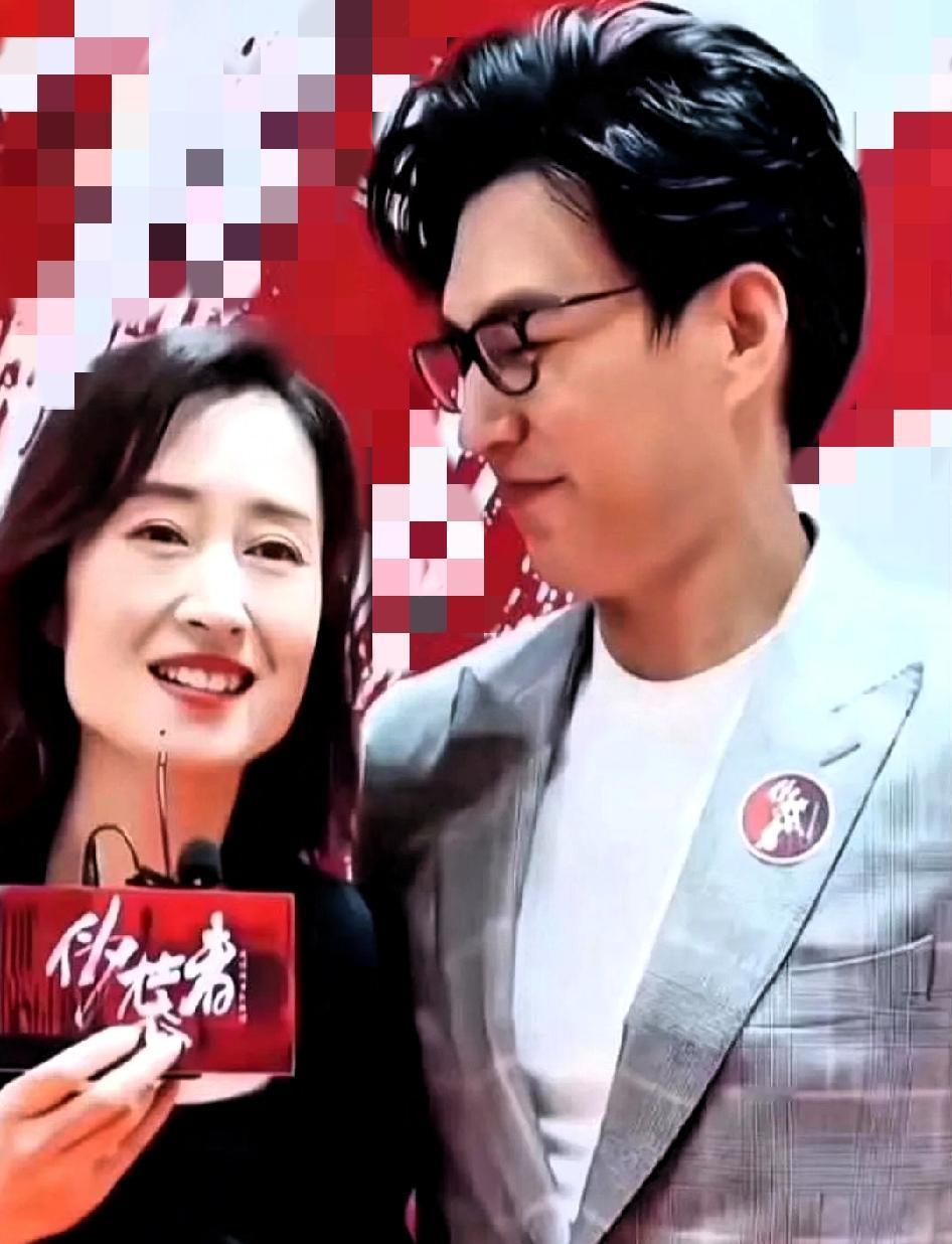 都说娱乐圈凉得比冰柜快，可靳东对刘敏涛的那份情，却暖了十几年。谁忘了刘敏涛最惨的