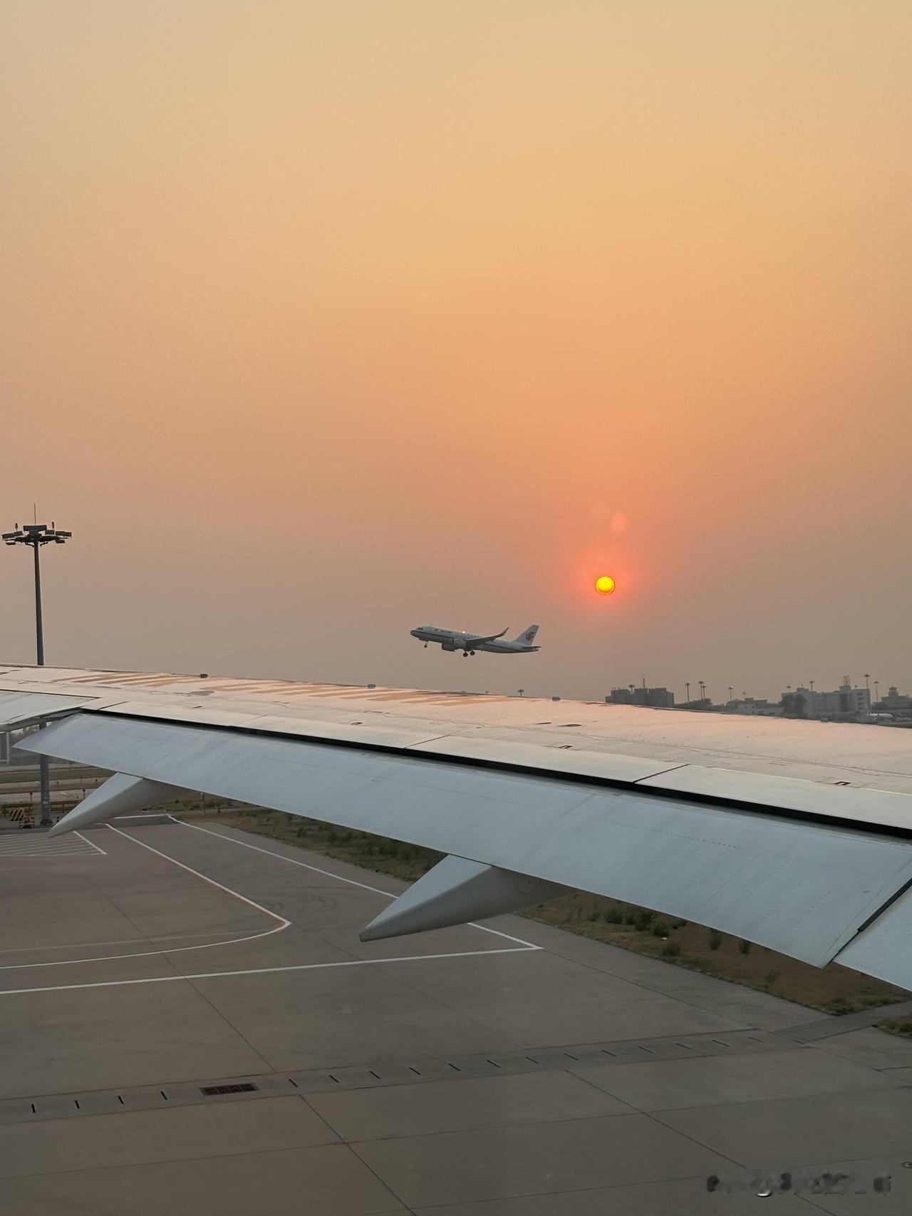 男朋友（即将结婚）因为工作原因，让我帮忙垫付一万元，现在报销下来了，我让他给我还