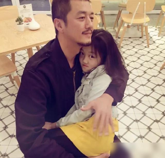 李亚鹏摊牌了：把李嫣当眼珠子，对小女儿夏夏只剩愧疚！李嫣生下来就带唇腭裂，