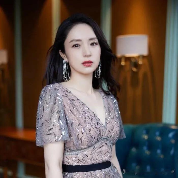 董璇为救夫忙前忙后你怎么看董璇是个旺夫的女人，当初和高云翔在一起的时候，高云翔的