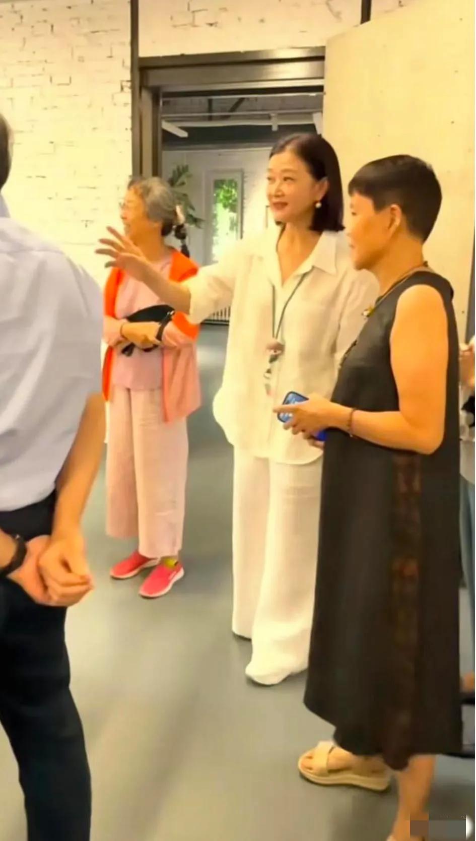 58岁宋祖英罕见露面，一身白色衣裤简约而不失时尚感，笑容温和亲切，皮肤白皙光泽，