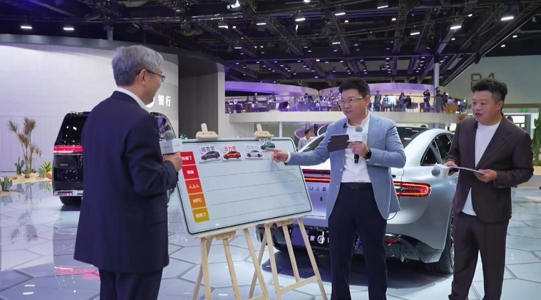 难得看到余承东自己“爆料”自己，他居然在北京车展鸿蒙智行会客厅直播的时候，对着镜
