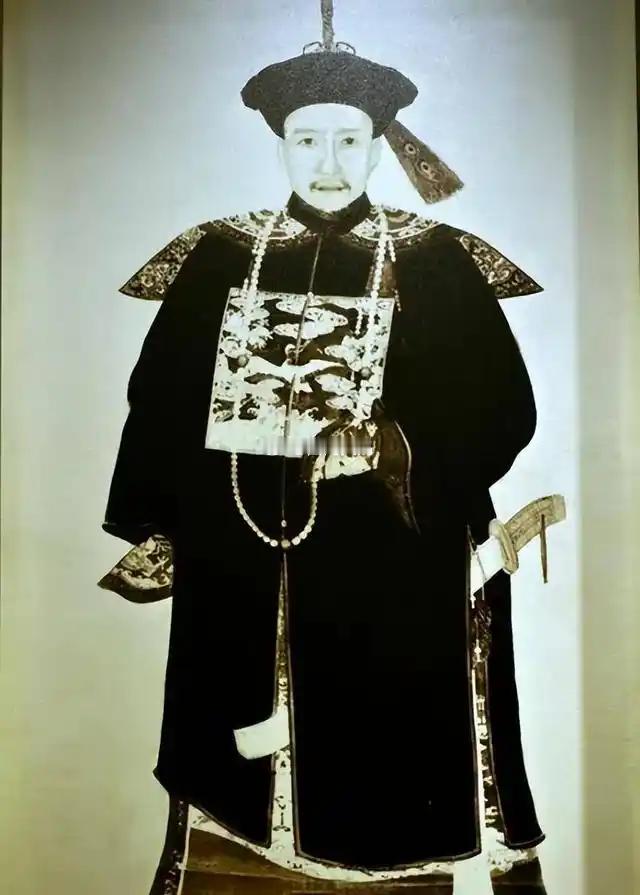 相比生酮种马纪晓岚和性别不限的袁枚，大帅哥和珅在古代，算得上比较节制，尤其是考虑