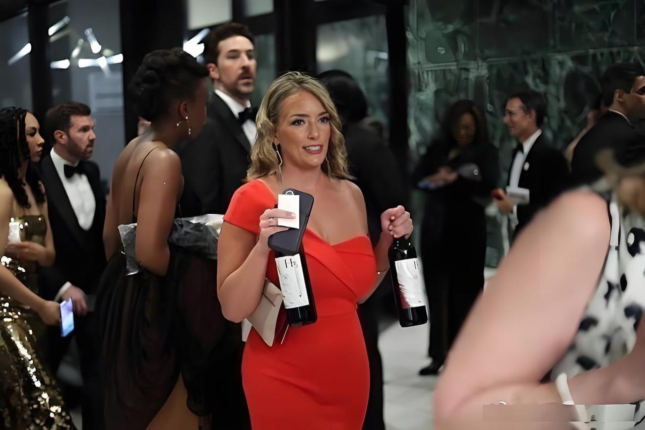 更新：白宫两位大姐把桌上的酒顺走了，然后她们直接对瓶畅饮！真正的美国社会大片