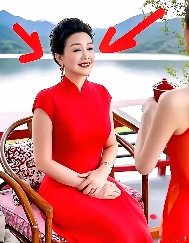 刚刚去查了一下张兰​一查惊掉下巴了​张兰的临场能力真的强！​看她脱稿演讲的视频，