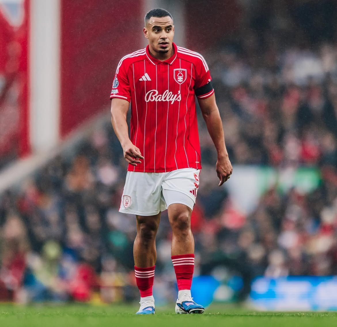 每日电讯报记者JamesDucker：曼联在转会市场寻找一名左边锋，红魔也对一