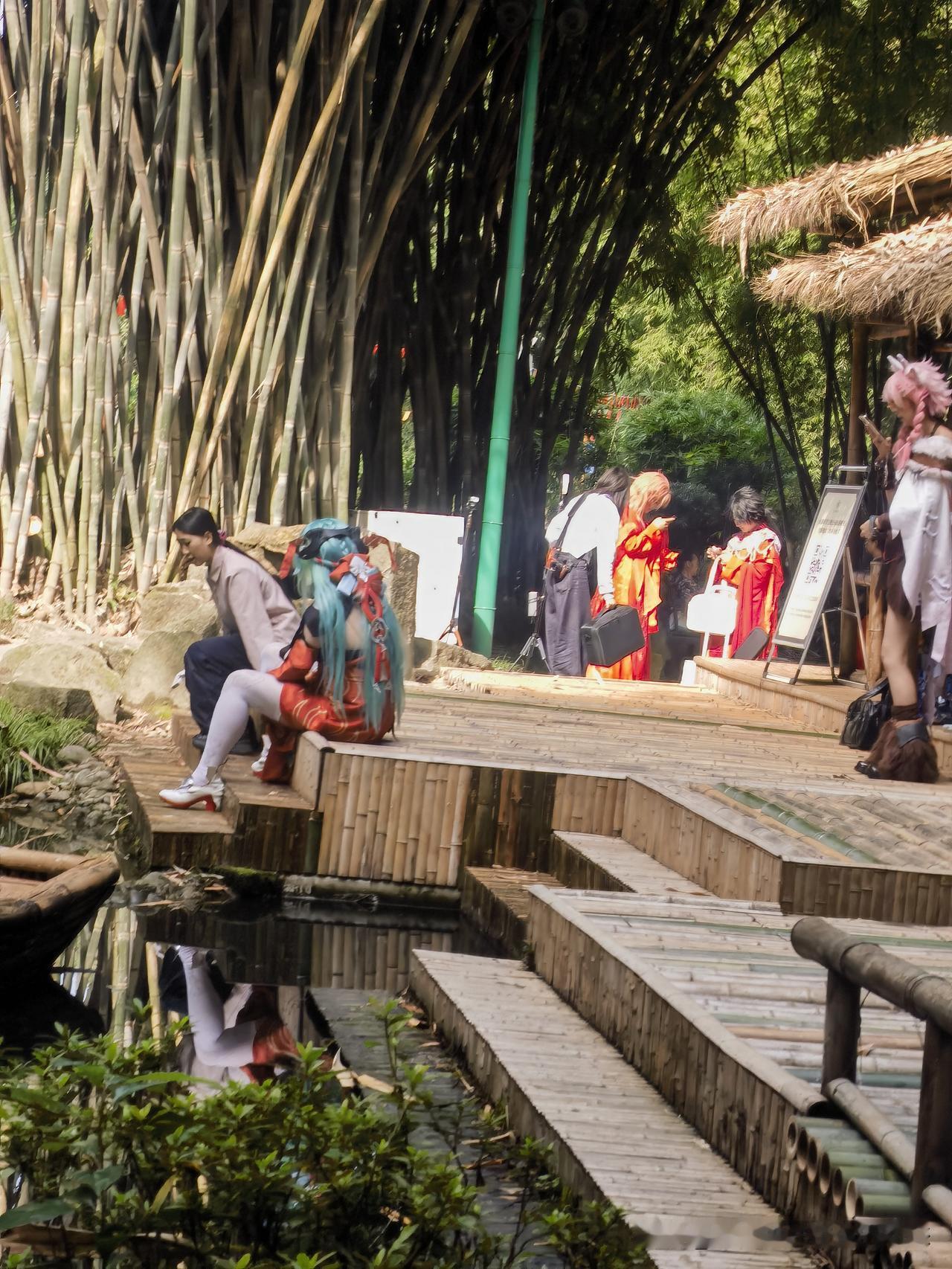 cosplay外景拍摄-前景坐着的蓝发角色，是初音未来的国风版本cos，
