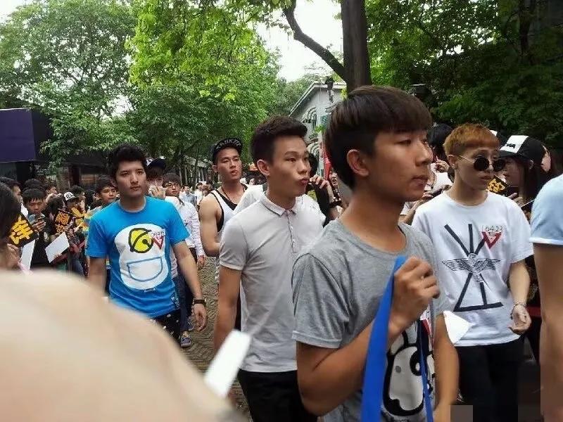 欧豪远古照片被扒，一个小动作暴露私下个性，揭开“封大脚”戏外另一面。这波被扒