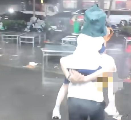 近日，山东济南，晚上正在室外吃着烧烤突然刮起大风，紧接着下起暴雨，老板忙招呼顾客