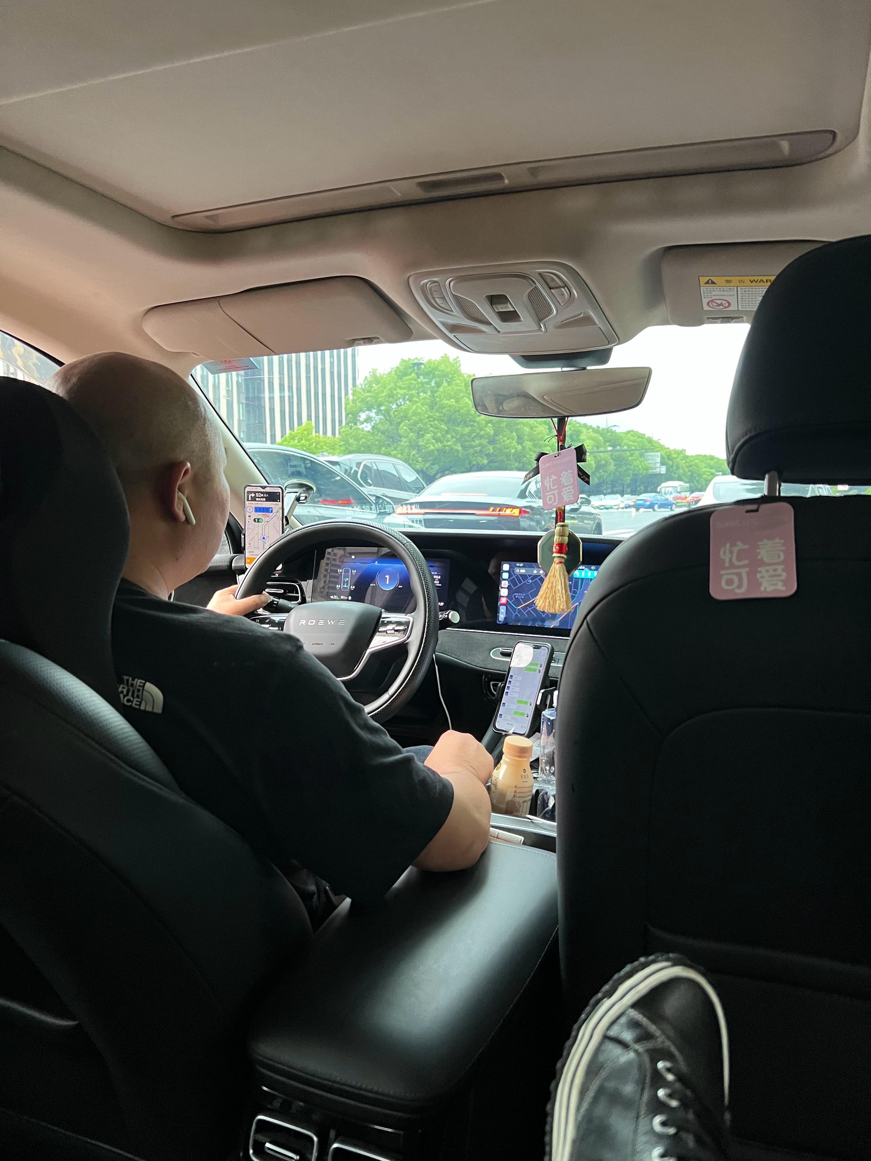 遇到暴躁司机[捂脸哭][捂脸哭][捂脸哭]咔咔闪，骂的我也听不懂​​​