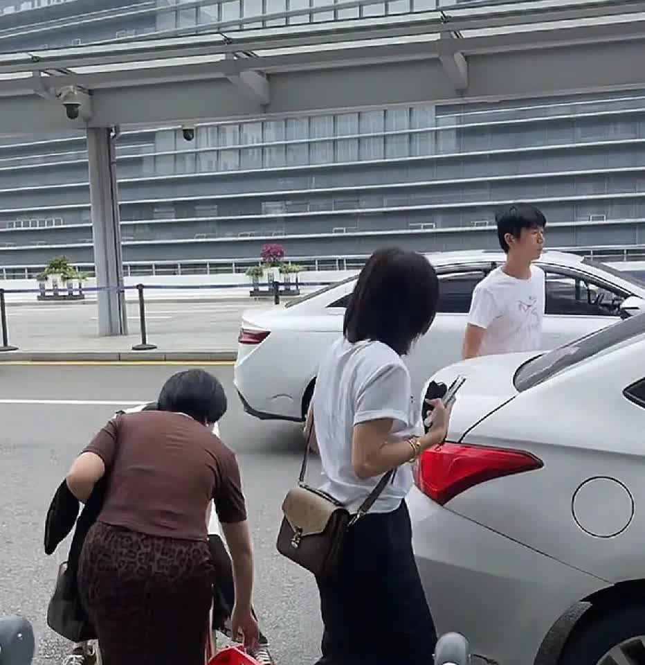 瑾汐认亲大部队今天转移到贵州了[捂脸哭]哈妈家的表哥表姐还是一同前往。哈哈