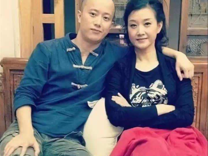 宋祖英和弟弟的一张留影，弟弟并没有借助姐姐名气发展，而是低调的从事美术工作
