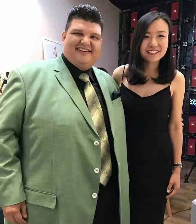 2010年，黑龙江独生女瞒着父母嫁给美国400斤胖子，女孩父亲得知，怒扇女孩耳光