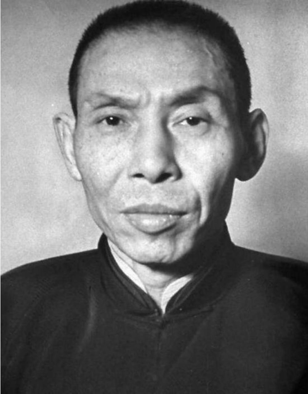 1918年，杜月笙去歌舞厅风流。突然，搂住一15岁舞女，舞女吓得花容失色