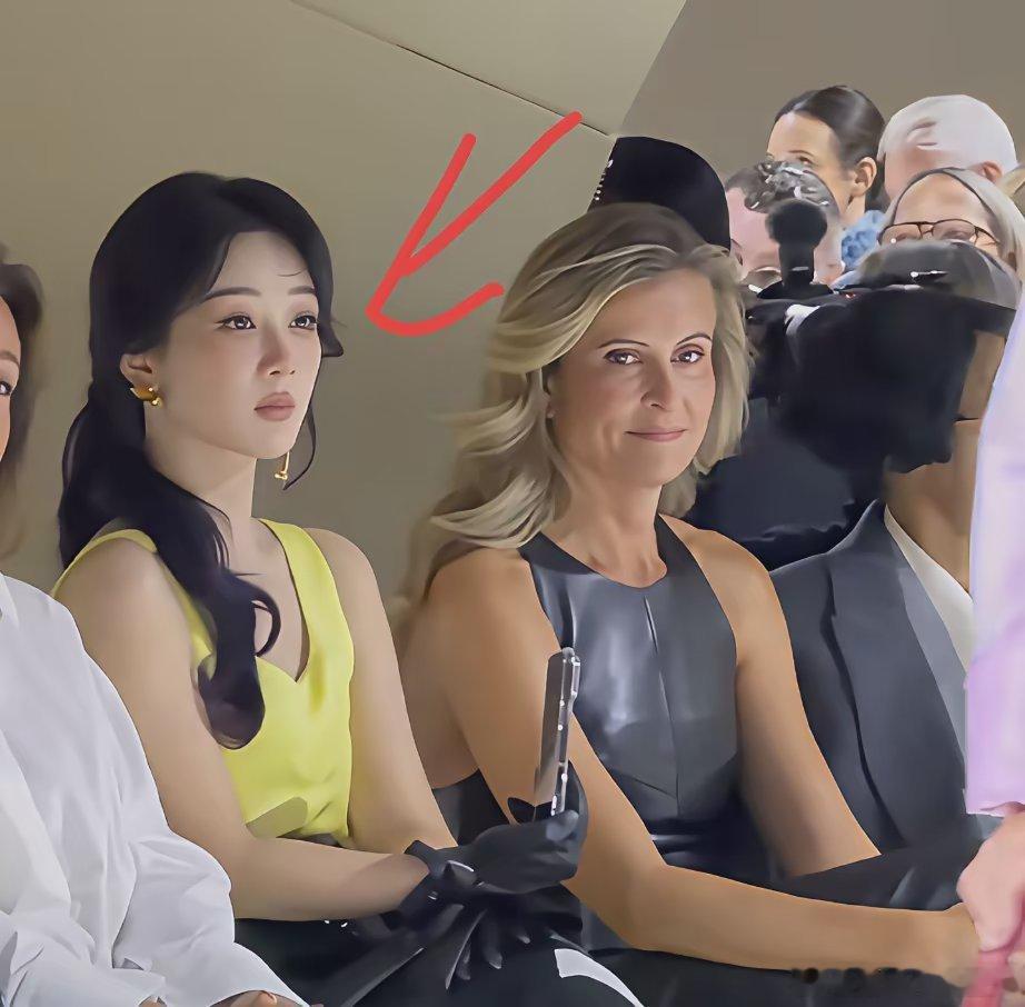 果然国际秀场就是女明星底妆照妖镜就说杨紫吧在巴黎纪梵希春夏大秀上，和尹净汉、品牌