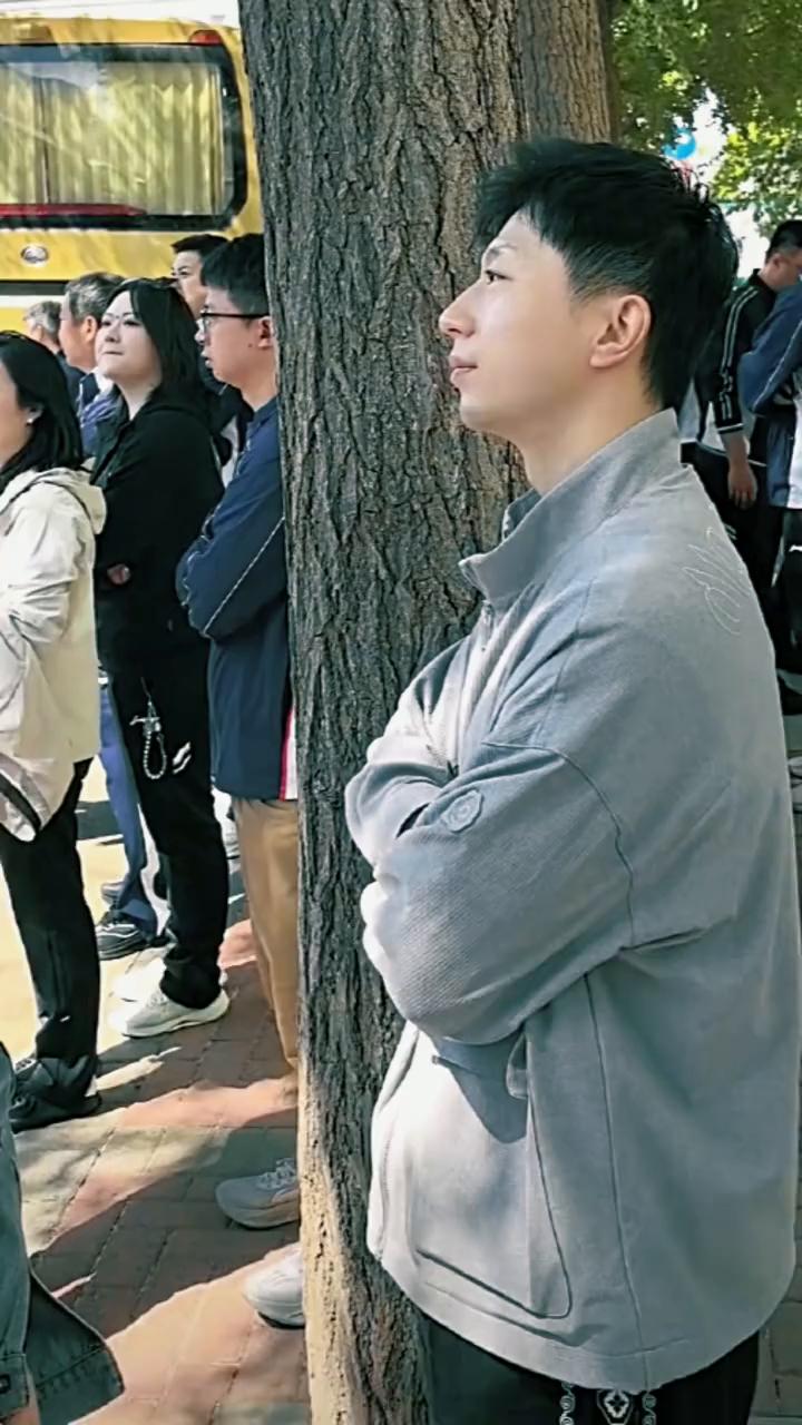 马龙今天出现在机场，不是出征，是送行退役的老大哥站在安检口，拉着王楚钦说话。画面