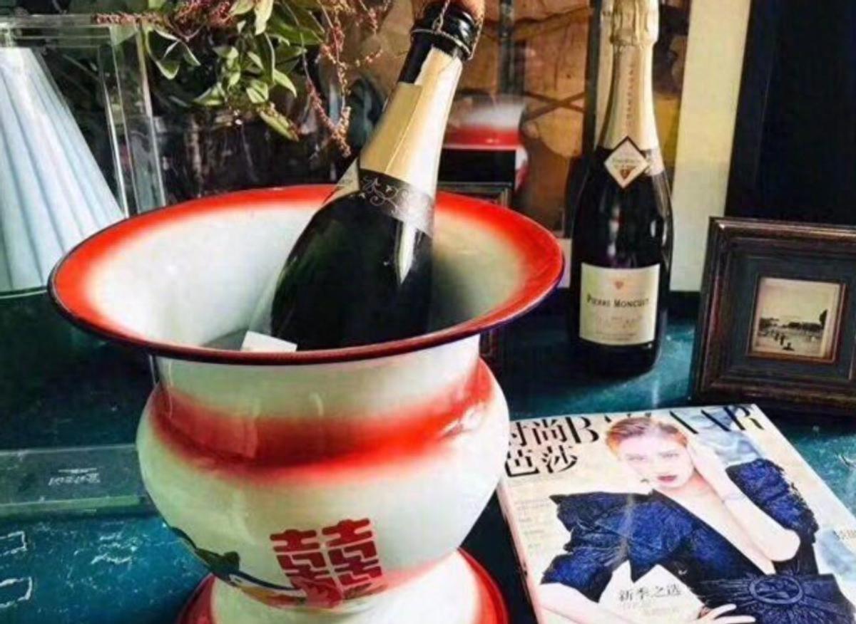 老外非要买寿衣穿,店主劝不住,穿出去吓坏当地人。前几天网上有个卖寿衣的博主说,