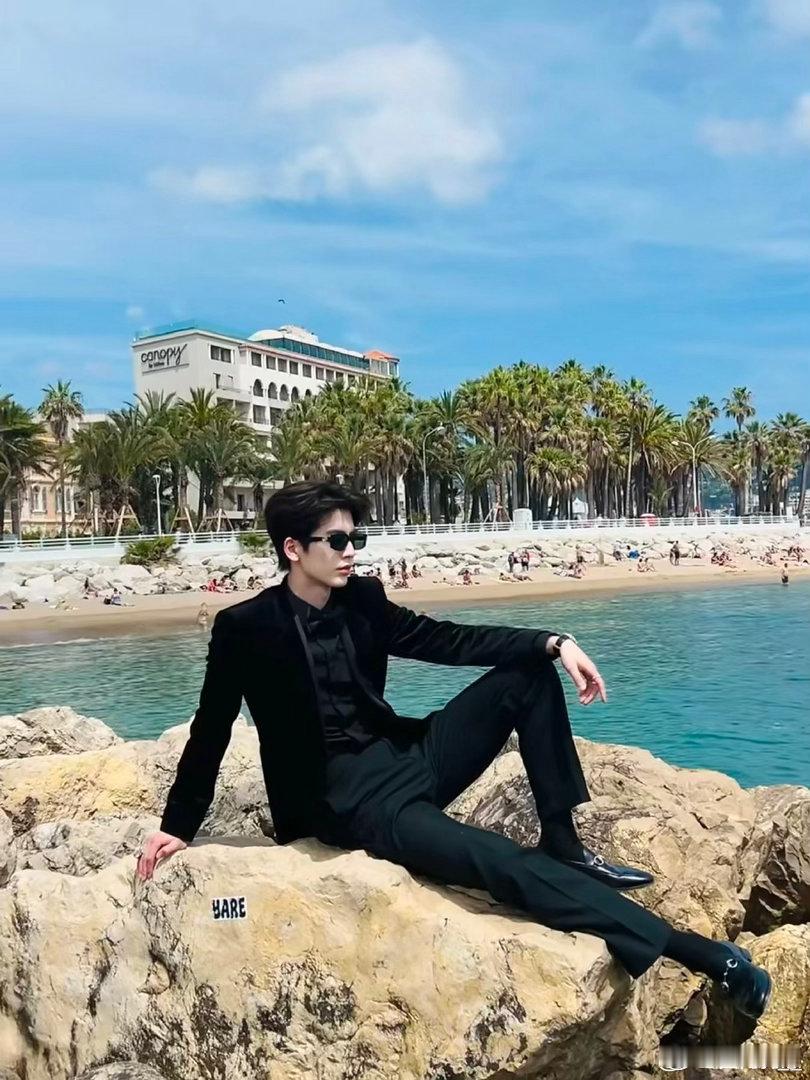 凌探未来导演说张凌赫理解速度很快被张凌赫的理解力惊艳！导演夸他领悟力强，理科思