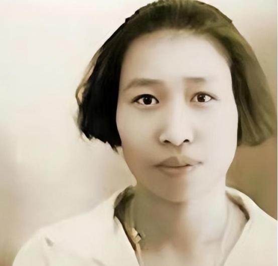 1955年，周总理出访印度尼西亚期间途经昆明，遇到了初恋女友张若名，他轻声地问道