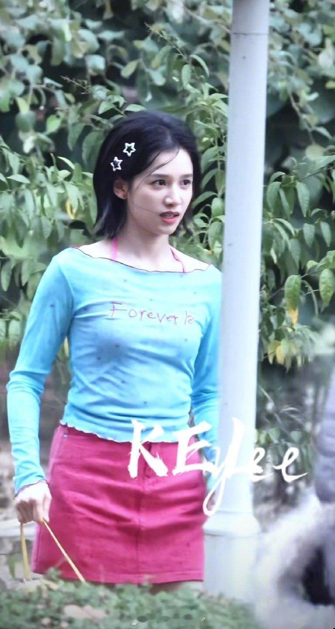 张婧仪《致我那菜市场的白月光》新造型路透！这套好看多了，美呀美呀很有千禧味儿