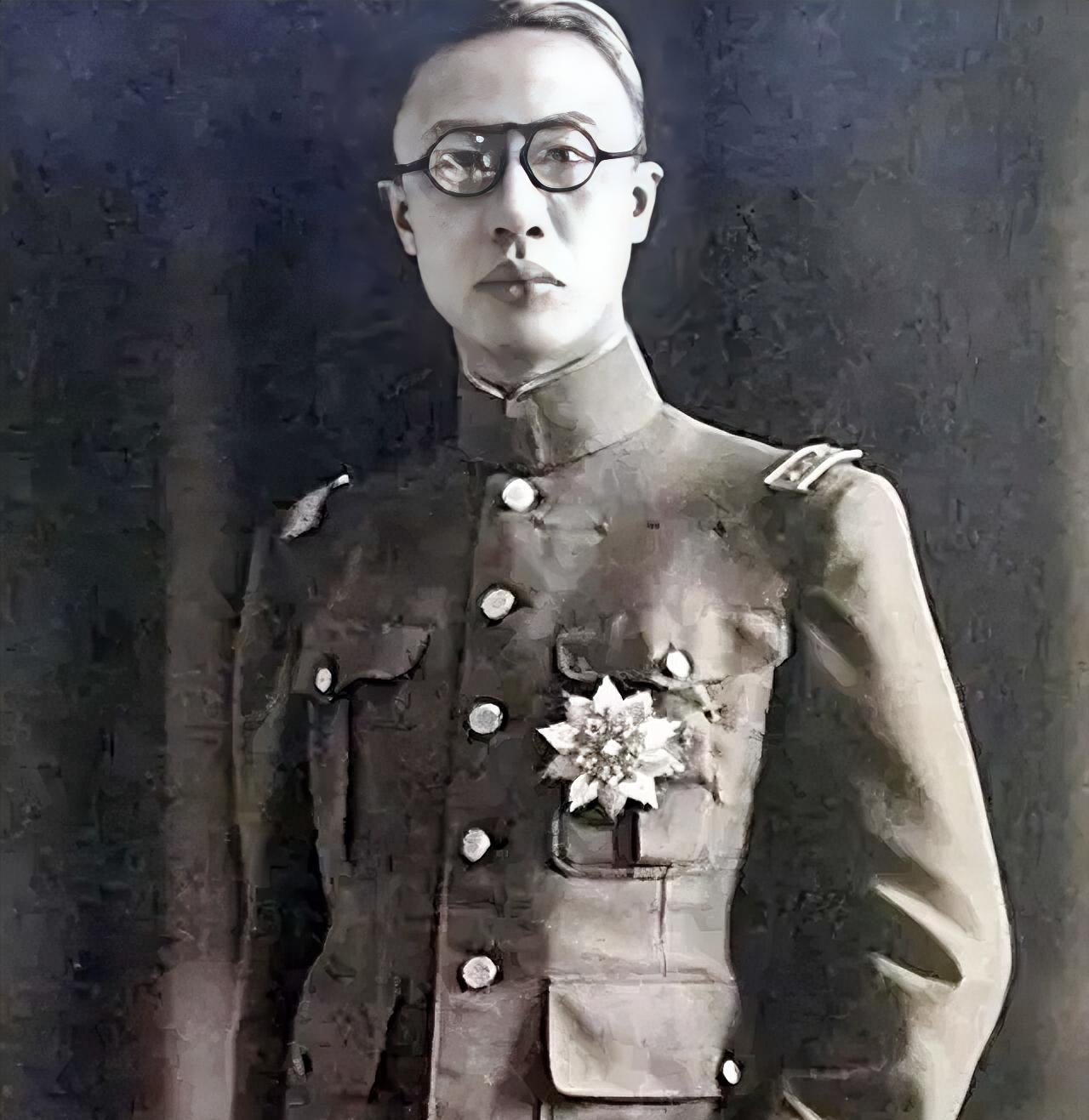 溥仪曾忆及民初前后他在宫里生活时的早餐排场：“隆裕太后每餐的菜肴有百样左右，要用