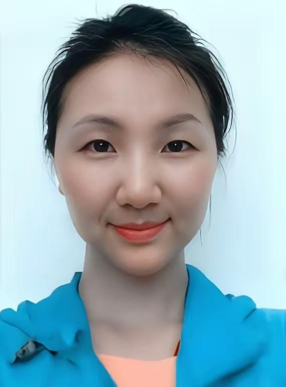 2012年，一架飞往乌鲁木齐的客机升至5000米高空时，一位空姐突然推着餐车猛撞