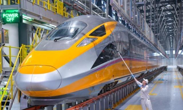 刚坐完中国建的高铁就翻脸？印尼这次玩得够绝！10月8日，印尼投资部长罗桑突然喊话